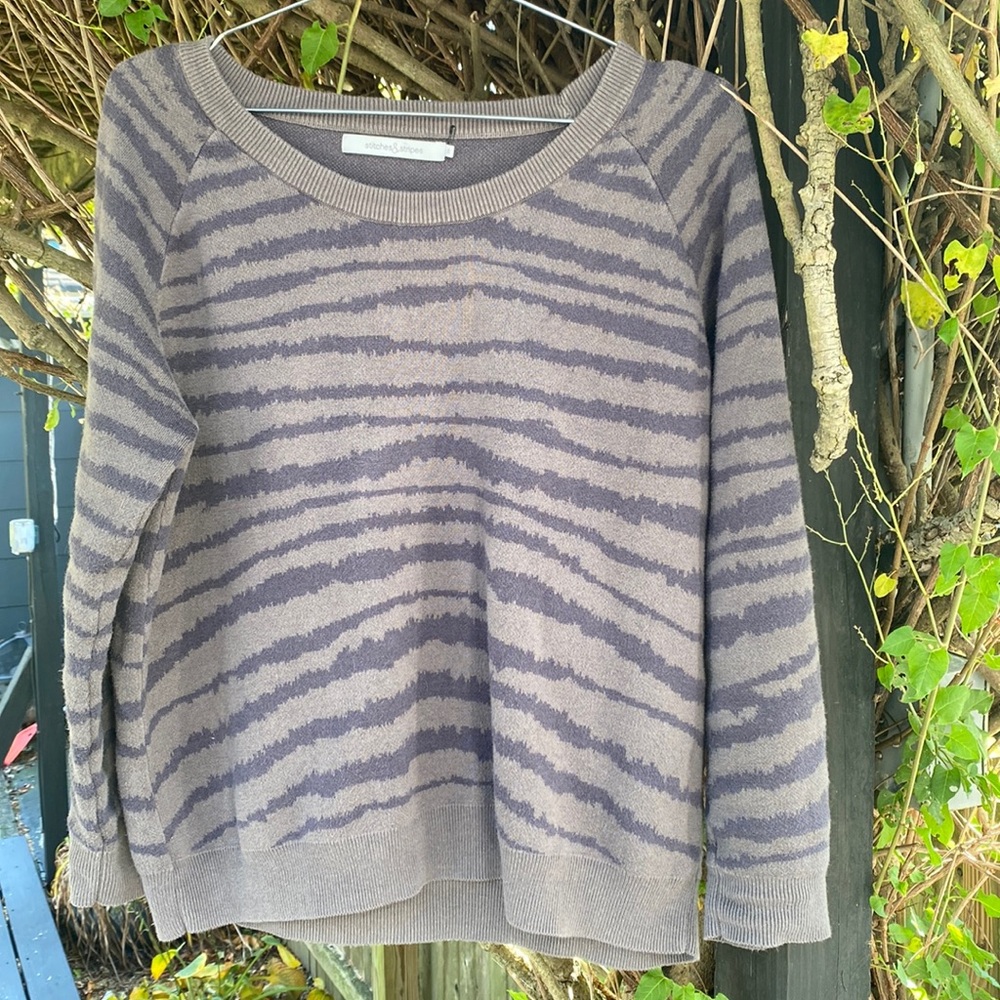 Stiches & Stripes medium gray and blue thin knit
sweater